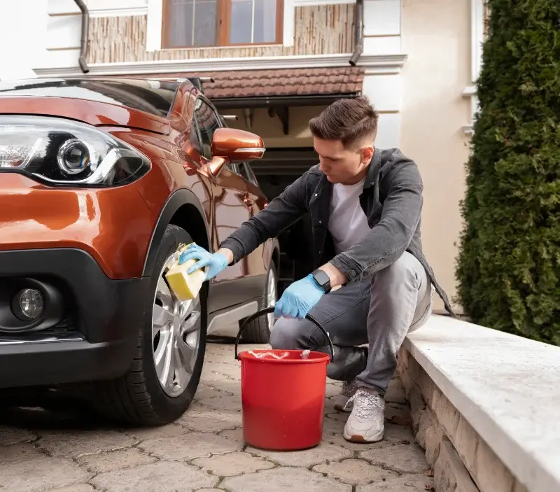 Lavage auto à domicile Pont-l'Abbé : professionnel intervenant sur un véhicule